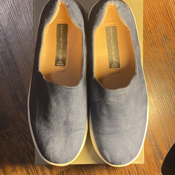 “Hilda” Navy slip on sneakers (loafers?), Steven by Steve Madden, size 7.5 - Picture 2 of 10